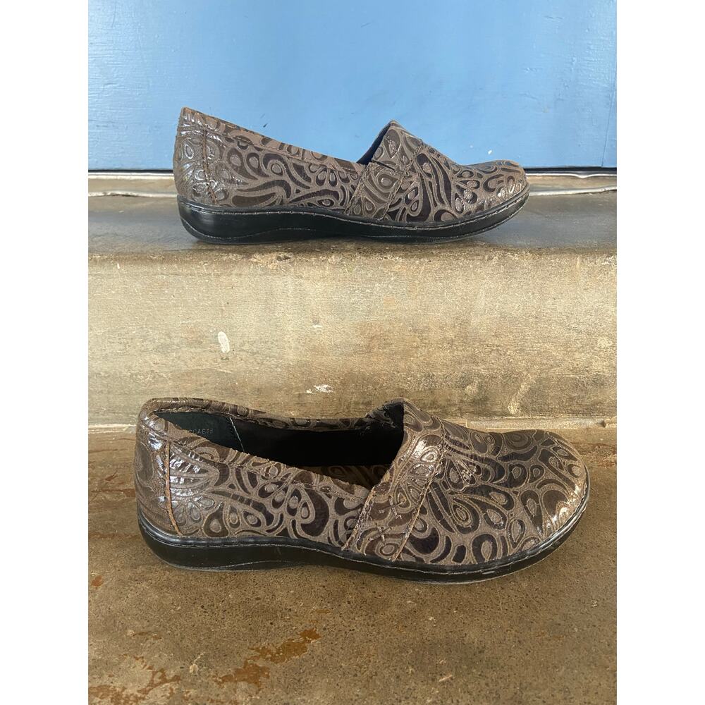 b.o.c. Peggy brown tooled leather slip on loafer - Picture 2 of 8